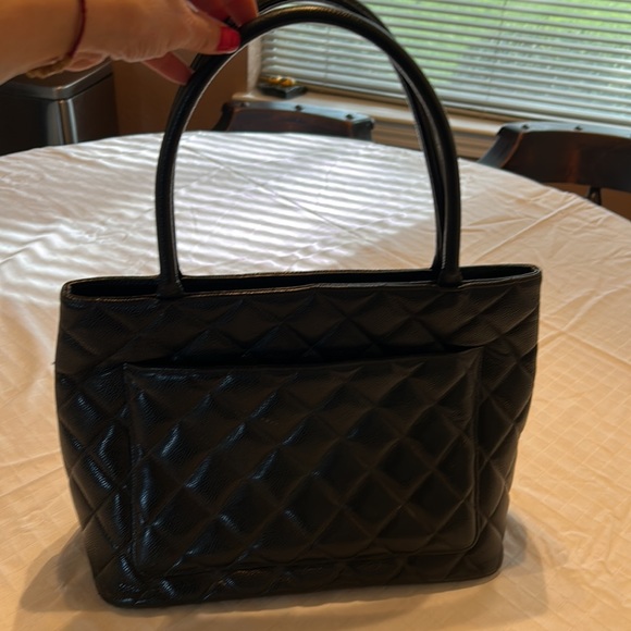 Chanel medallion tote - Picture 2 of 8